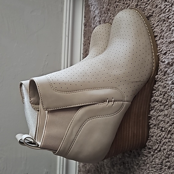 *NEW* DV by Dolce Vita Gerdy Wedge Bootie - Picture 4 of 13